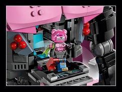 Die LEGO® Minifigur findet Platz im Cockpit.