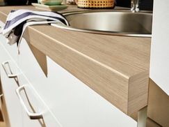 Arbeitsplatte mit natürlicher Holz-Optik