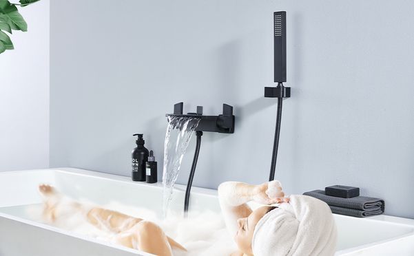 Sehr beeindruckender Wasserfall Badewannenhahn zur Wandmontage für den Heimgebrauch