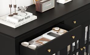 Geräumige Arbeitsplatte und Schubladen