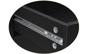 Mit Metallschienen