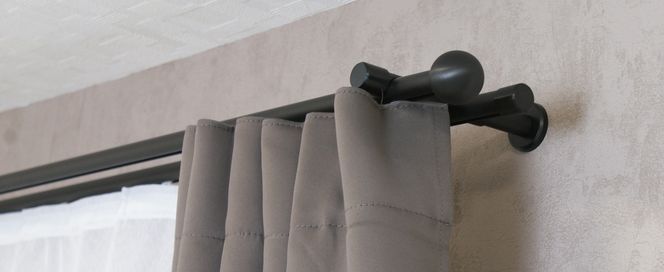 Innenlauf Gardinenstange 2 läufig Schwarz aus Aluminium mit Endstück Kugel