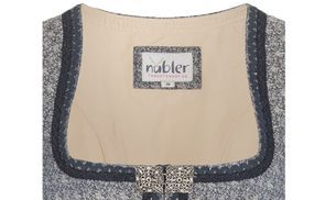 Eleganter Ausschnitt mit abgestimmter Borte: