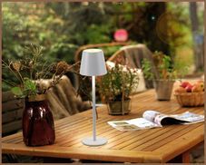 Robuste Tischlampe für drinnen und draußen