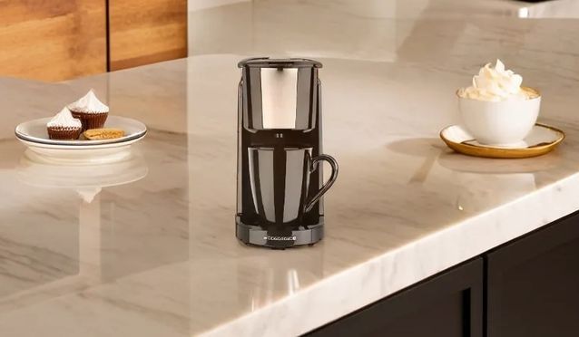 Kompakte Ein Tassen Kaffeemaschine KA 8 in Schwarz mit kleiner Tasse für 150 ml