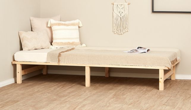 Ästhetische Einfachheit: Zeitloses Palettenbett im minimalistischen Design