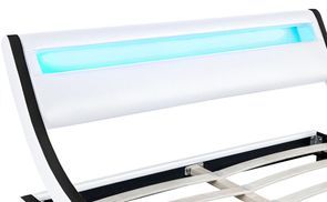 Doppelbett mit Lichtleiste – für eine angenehme Atmosphäre