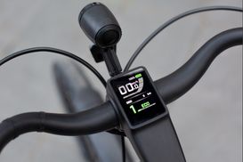 Intern verlegte Kabel und modernes LCD Display