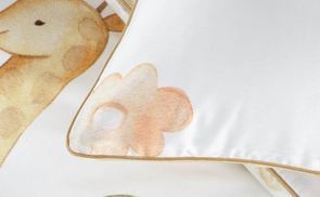 Umlaufender Saum in Gold