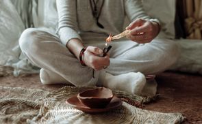 Palo Santo anzünden