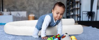 Die Umrandung Babybett als Spielbegleiter.