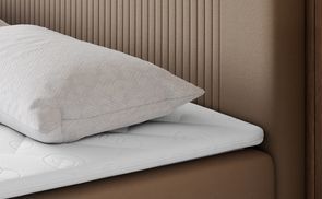 Komfortabler Schlaf: Gepolstertes Bett mit Topper