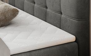 Komfortabler Schlaf: Gepolstertes Bett mit Topper