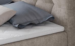 Komfortabler Schlaf: Gepolstertes Bett mit Topper