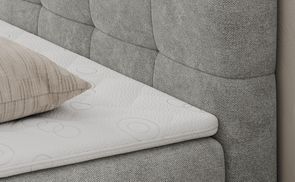 Komfortabler Schlaf: Gepolstertes Bett mit Topper