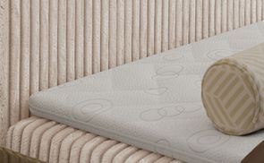 Komfortabler Schlaf: Gepolstertes Bett mit Topper