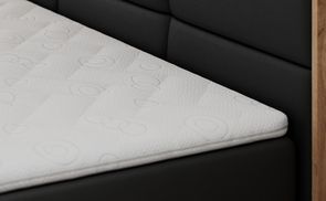 Komfortabler Schlaf: Gepolstertes Bett mit Topper