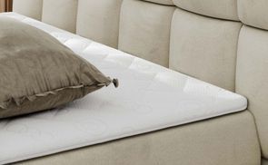Komfortabler Schlaf: Gepolstertes Bett mit Topper