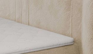Komfortabler Schlaf: Gepolstertes Bett mit Topper