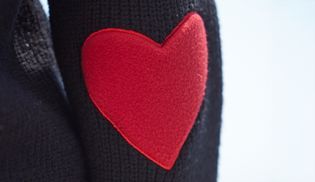 Herzförmige Ellbogen Patches für einen süßen Look